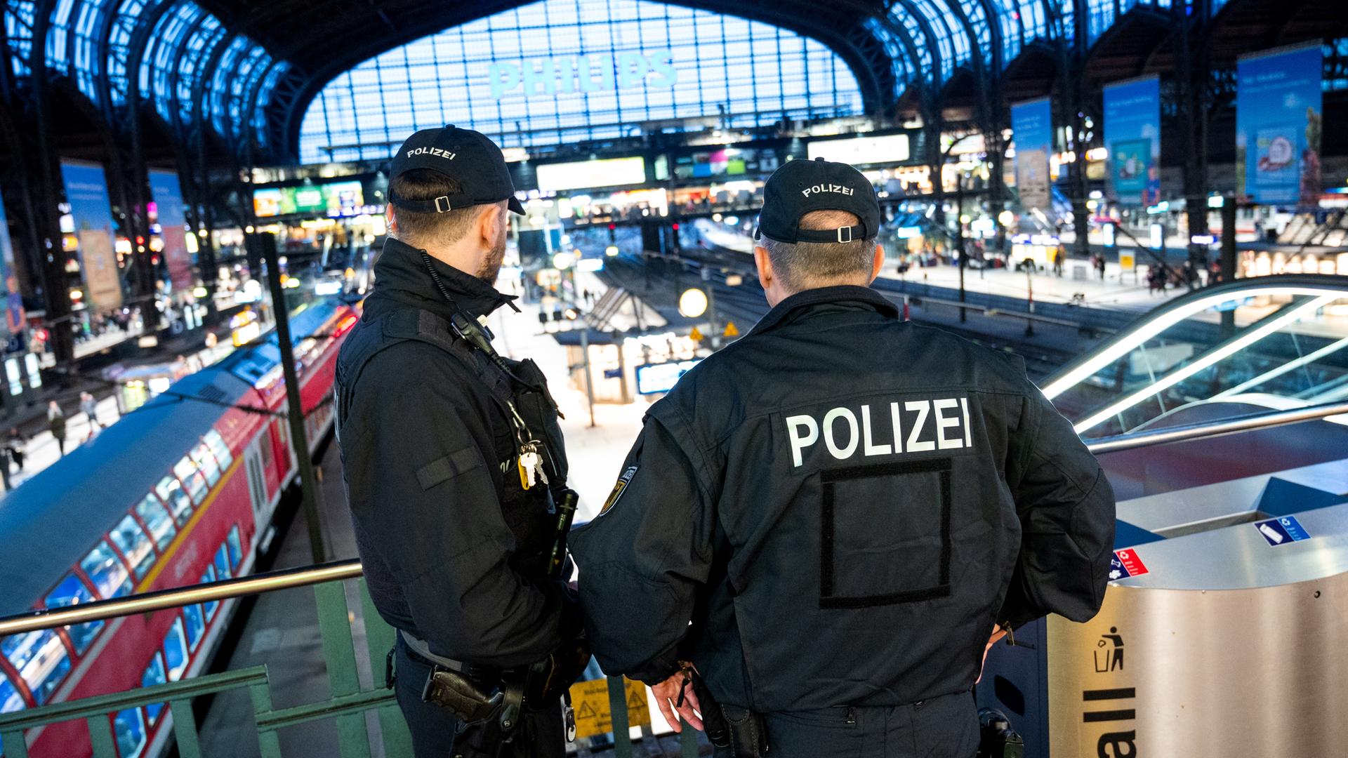 Hamburg: Einsatzkräfte der Bundespolizei kontrollieren am Hauptbahnhof die Bahnsteige.