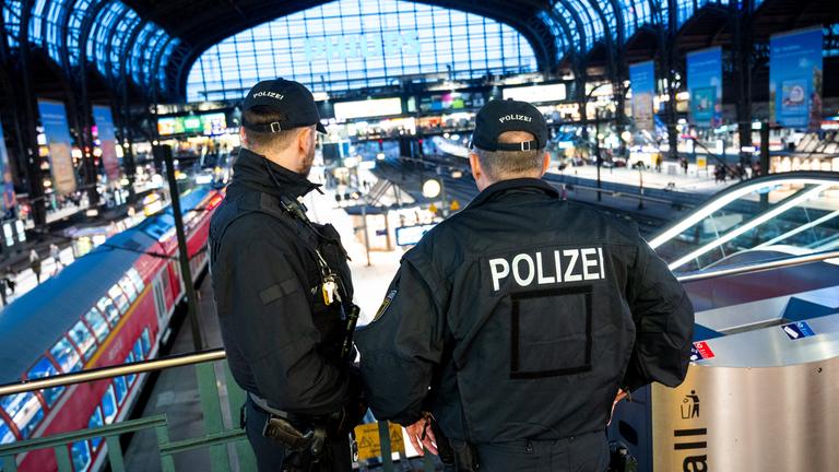 Hamburg: Einsatzkräfte der Bundespolizei kontrollieren am Hauptbahnhof die Bahnsteige.