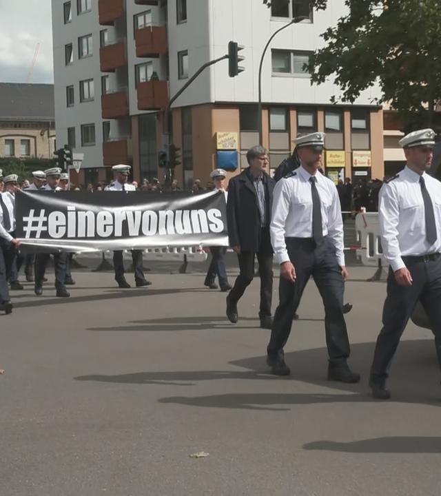 Trauermarsch von Polizisten für ihren getöteten Kollegen