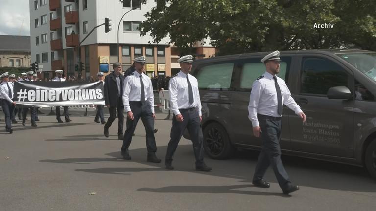 Trauermarsch von Polizisten für ihren getöteten Kollegen