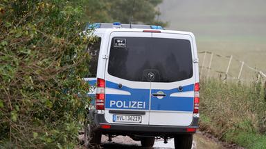 Archiv: Ein Polizeifahrzeug fährt in den Weg zum Fundort einer Kinderleiche.