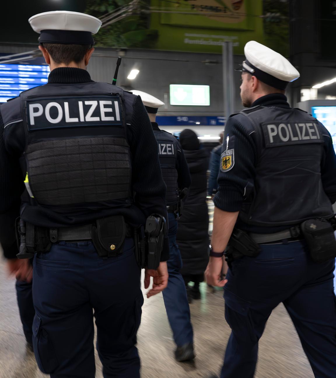 Polizisten gehen während eines Schwerpunkteinsatz der Bundespolizei am Münchner Hauptbahnhof durch die Halle.