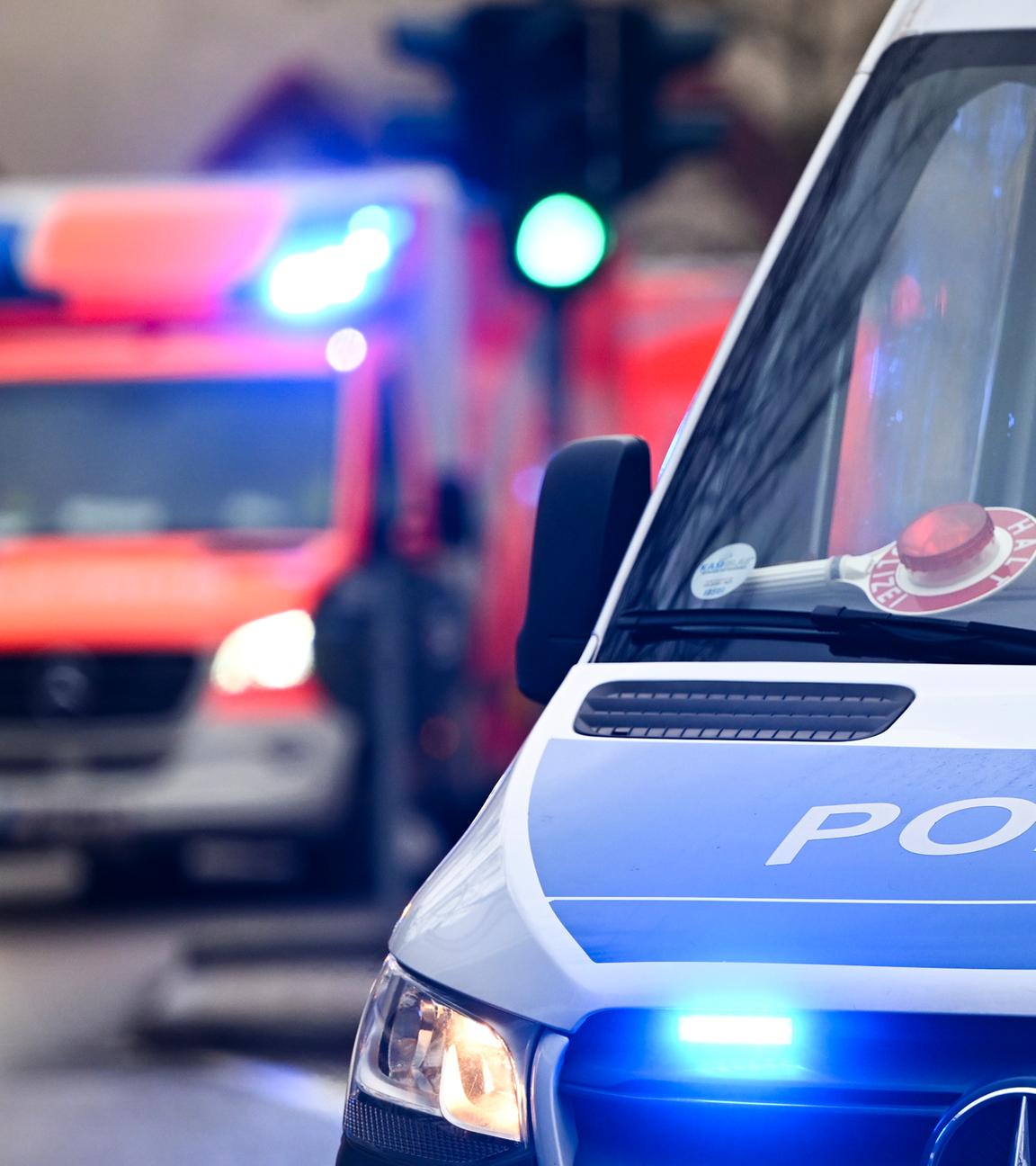 04.12.2024, Berlin: Ein Polizeiauto und ein Rettungswagen mit Blaulicht.