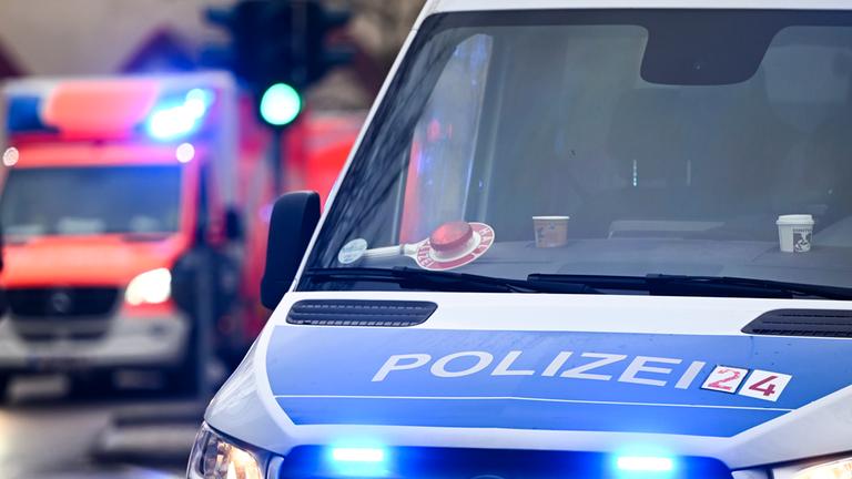 04.12.2024, Berlin: Ein Polizeiauto und ein Rettungswagen mit Blaulicht.