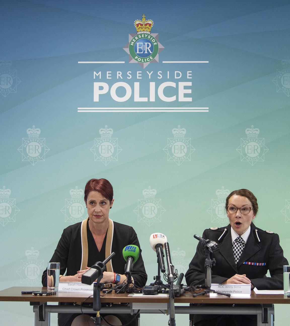 Sarah Hammond (l), Chefanklägerin der Staatsanwaltschaft Mersey-Cheshire, und Jenny Sims, stellvertretende Polizeipräsidentin, geben eine Pressekonferenz im Hauptquartier der Polizei von Merseyside in Liverpool. 