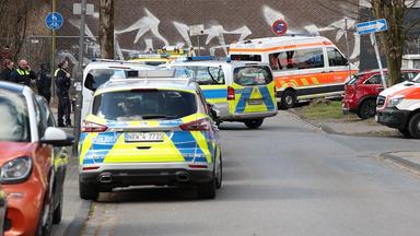 Herne: Mehrere Einsatzfahrzeuge der Polizei und Feuerwehr stehen auf einer Straße. Die Polizei hat in Herne einen mutmaßlichen Messerangreifer erschossen.
