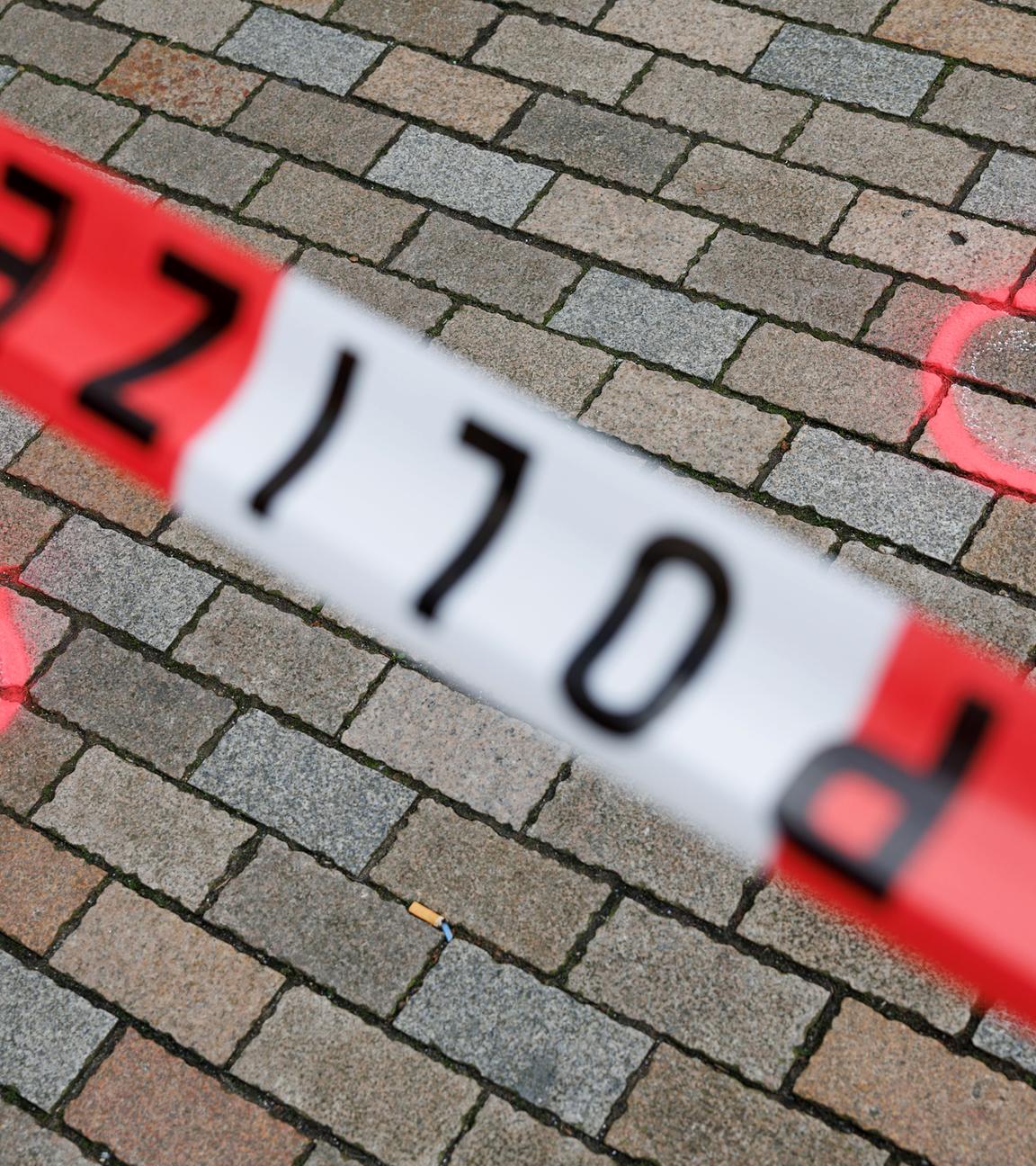 Eine Polizeiabsperrung ist zu sehen