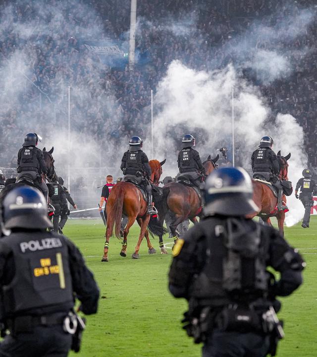 Ausschreitungen der Fanlager beim DFB-Pokal - die Polizei muss am 21.08.2026. in Mannheim eingreifen.