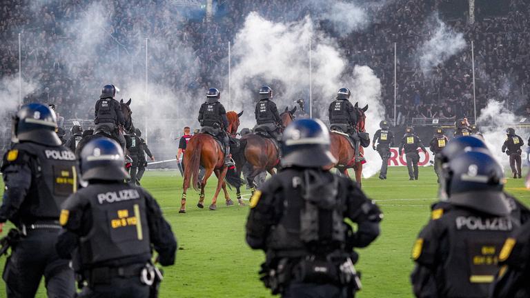 Ausschreitungen der Fanlager beim DFB-Pokal - die Polizei muss am 21.08.2026. in Mannheim eingreifen.