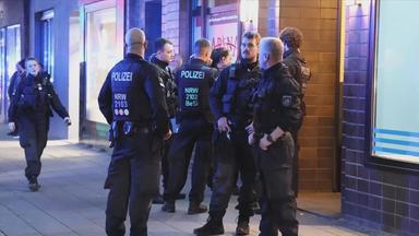 Polizei in NRW bei einer Razzia