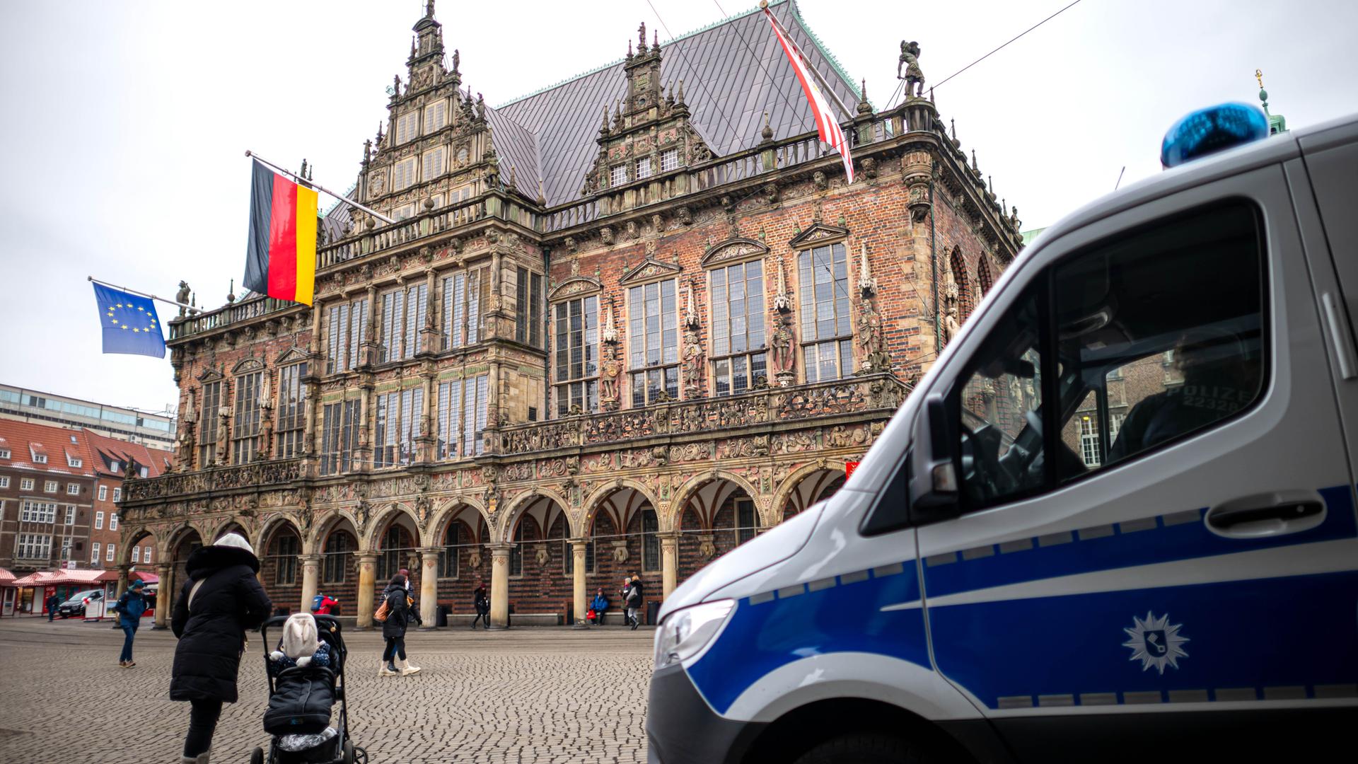  Ein Einsatzfahrzeug der Polizei steht vor dem Bremer Rathaus