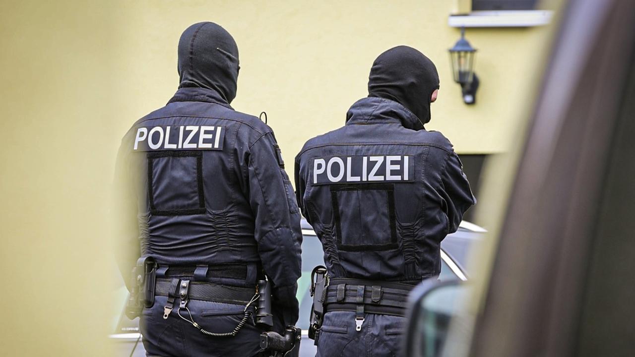 Polizisten sind bei einem Einsazt zu sehen (Archivfoto)