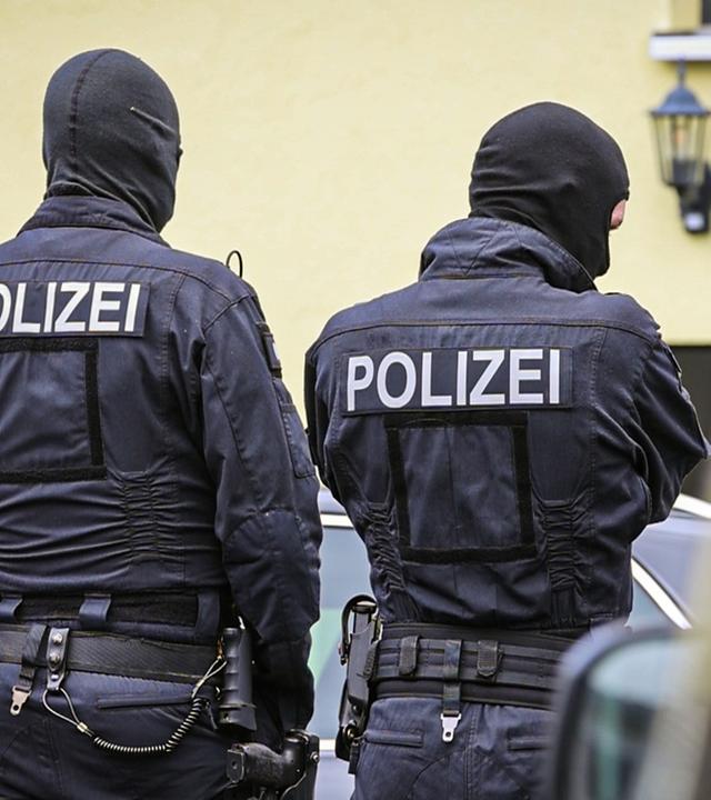 Polizisten sind bei einem Einsazt zu sehen (Archivfoto)