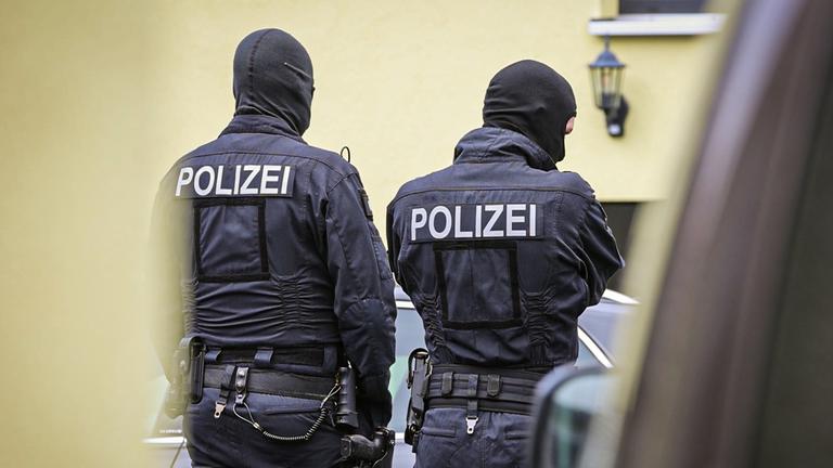 Polizisten sind bei einem Einsazt zu sehen (Archivfoto)
