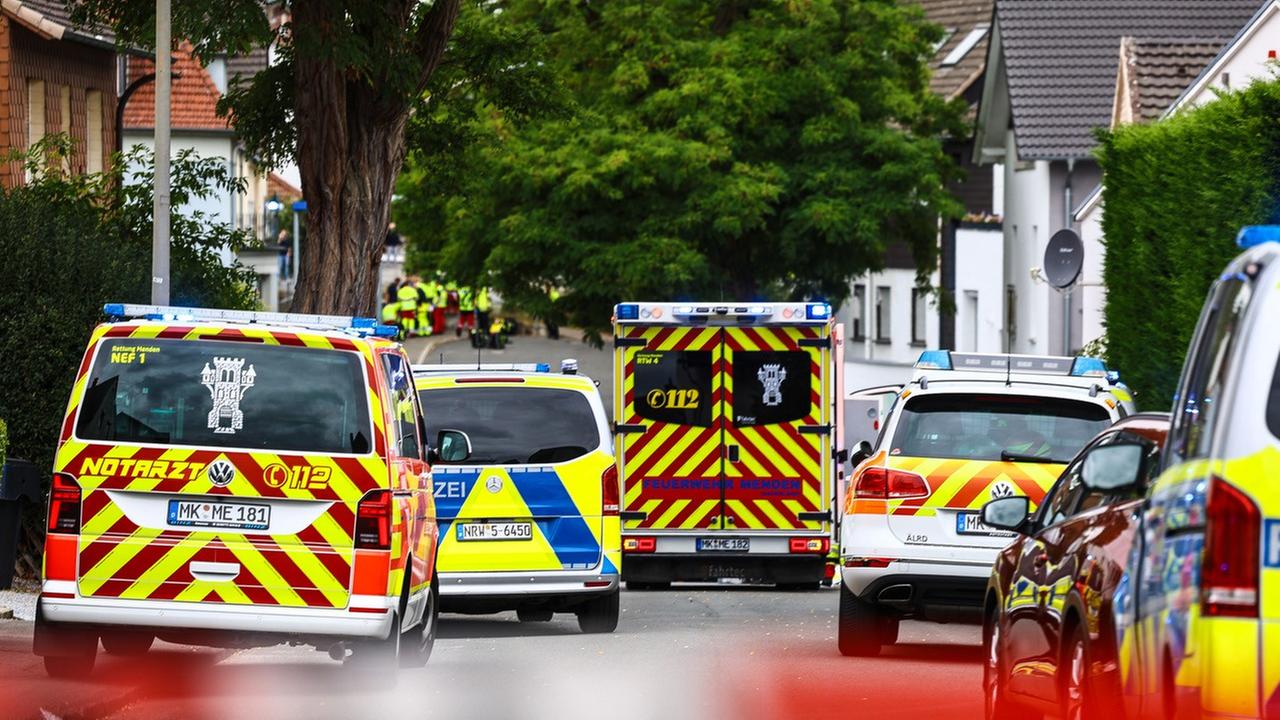 Nordrhein-Westfalen, Menden: Polizei und Rettungskräfte sind an einem Tatort im Einsatz.
