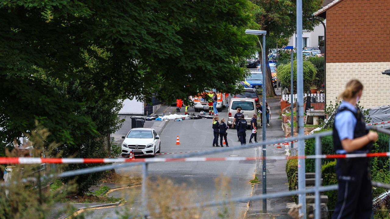 Nordrhein-Westfalen, Menden: Polizei und Rettungskräfte sind an einem Tatort im Einsatz.