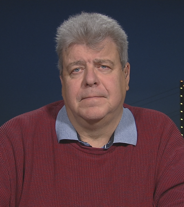 ZDF-Reporter Thomas Münten vor einer Grafik der Skyline von Düsseldorf.