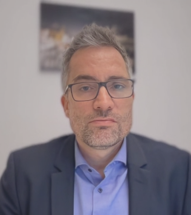 Kriminologe Prof. Tobias Singelnstein in seinem Büro.