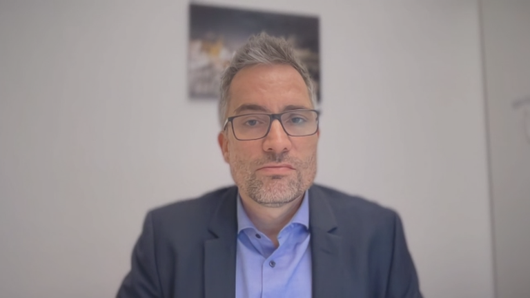 Kriminologe Prof. Tobias Singelnstein in seinem Büro.