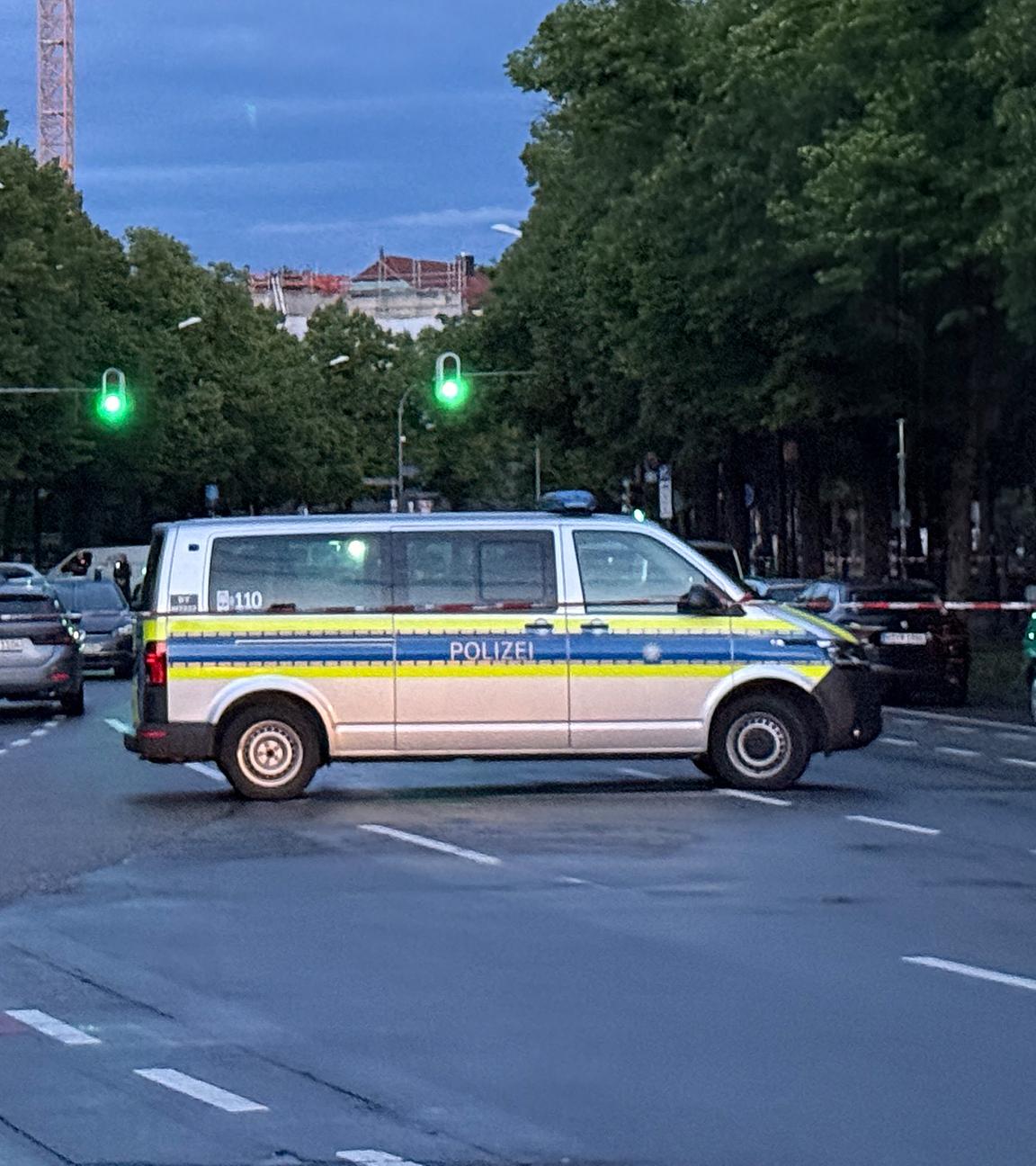 Polizisten stehen an einer Absperrung. An der Theresienwiese in München hat es nach dpa-Informationen einen Schusswaffeneinsatz der Polizei gegeben. Die Waffe wurde demnach gegen eine Frau eingesetzt. Es bestehe keine Gefahr für die Allgemeinheit, teilte die Polizei in einer kurzen Erstinformation mit.