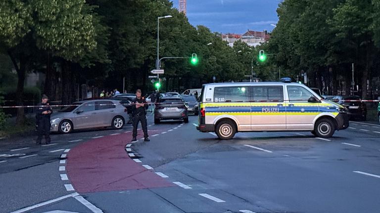 Polizisten stehen an einer Absperrung. An der Theresienwiese in München hat es nach dpa-Informationen einen Schusswaffeneinsatz der Polizei gegeben. Die Waffe wurde demnach gegen eine Frau eingesetzt. Es bestehe keine Gefahr für die Allgemeinheit, teilte die Polizei in einer kurzen Erstinformation mit.