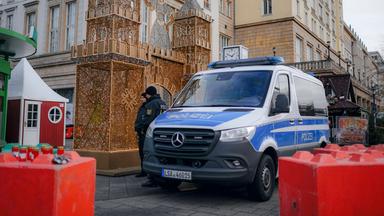 Polizeiauto vor dem gesperrten Weihnachtsmarkt in Magdeburg