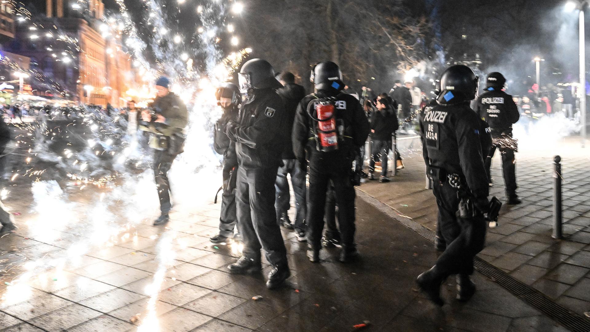 Polizisten einer Einsatzhundertschaft an Silvester am Alexanderplatz in Berlin. (Archiv)