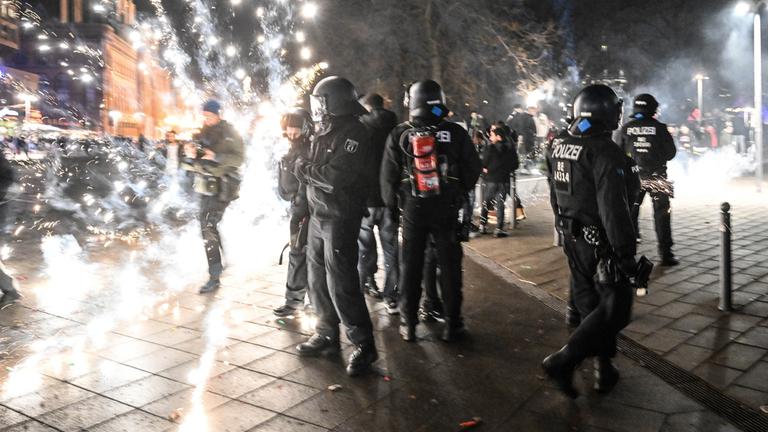 Polizisten einer Einsatzhundertschaft an Silvester am Alexanderplatz in Berlin. (Archiv)