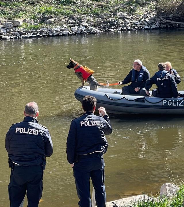 Polizisten suchen ein Gewässer nach einem vermissten Jungen in Hessen ab.