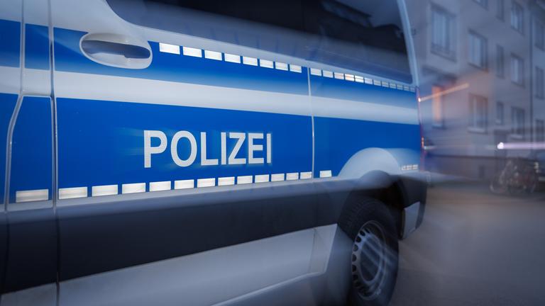 Ein Fahrzeug der Polizei steht auf einer Straße.