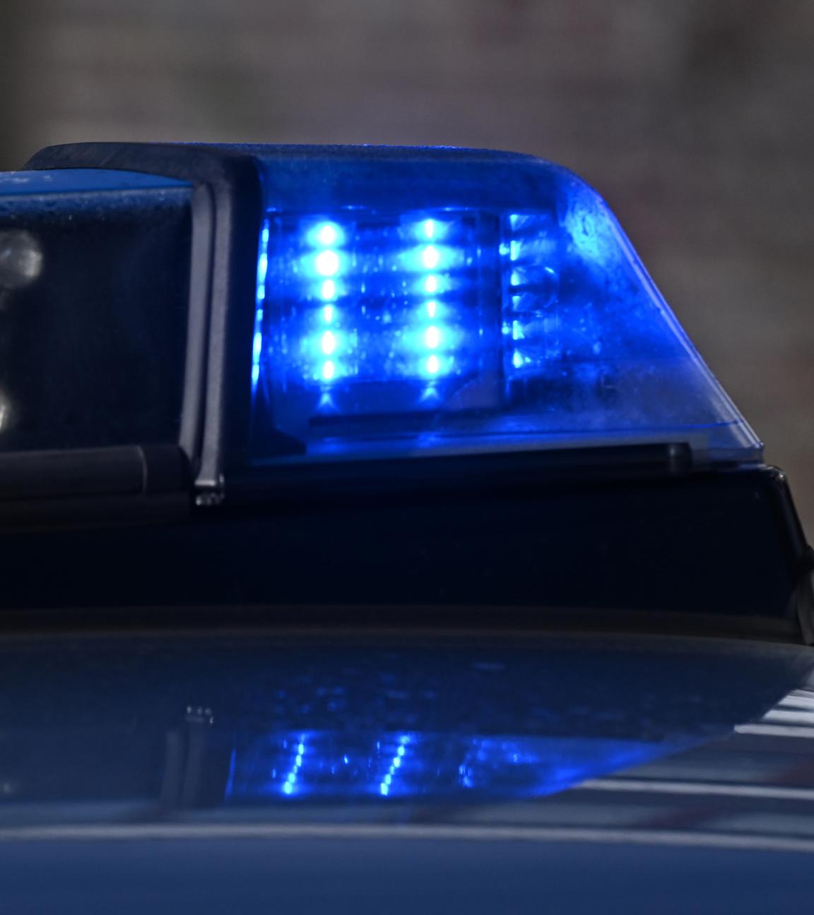 Baden-Württemberg, Stuttgart: Ein Blaulicht auf einem Polizeifahrzeug. Symbolbild