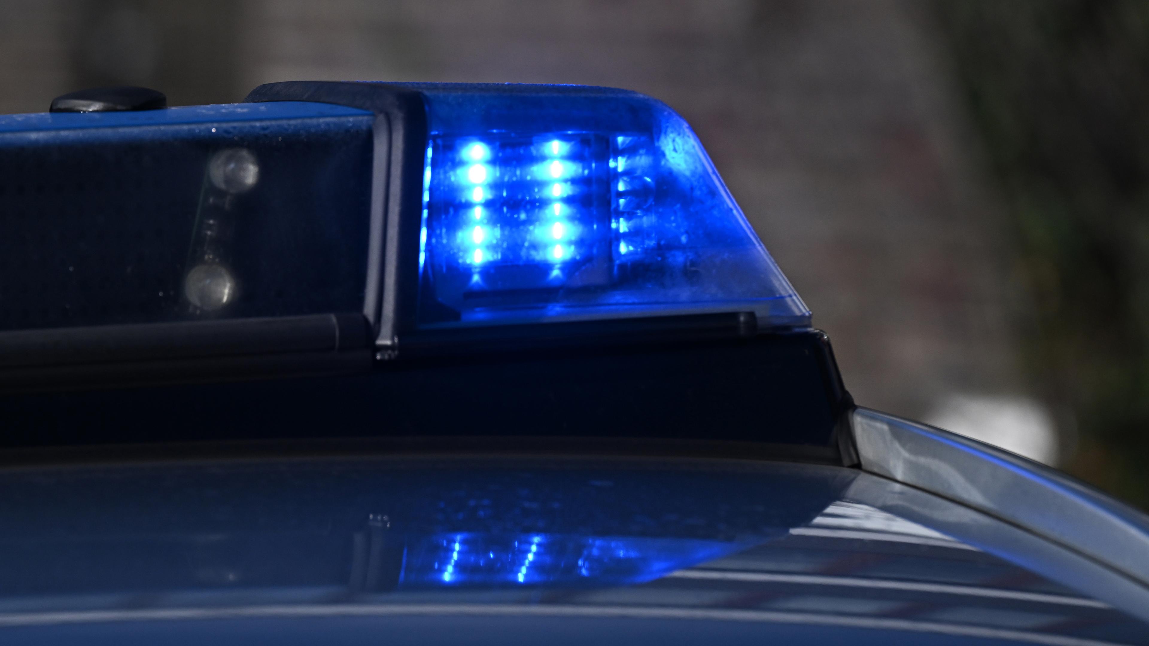 Baden-Württemberg, Stuttgart: Ein Blaulicht auf einem Polizeifahrzeug. Symbolbild