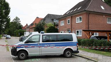 Die Polizei sichert den Tatort in Stade, westlich von Hamburg