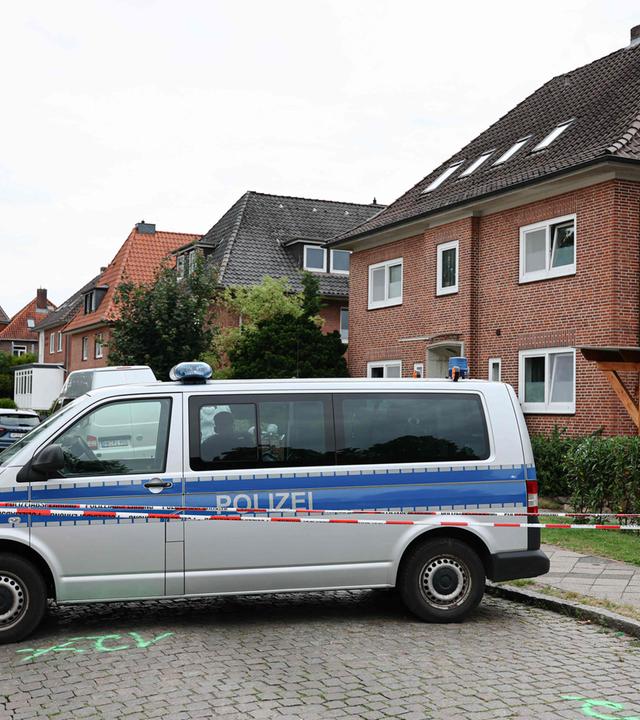 Die Polizei sichert den Tatort in Stade, westlich von Hamburg