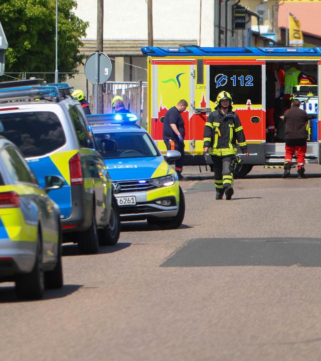 Sachsen, Schkeuditz: Polizei und Rettungsdienst sind in der Nähe von einem Gewerbegebiet in Schkeuditz im Ortsteil Dölzig im Einsatz