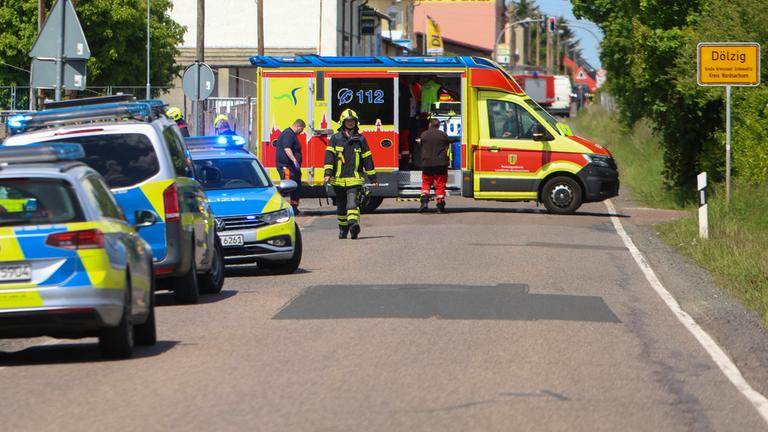 Sachsen, Schkeuditz: Polizei und Rettungsdienst sind in der Nähe von einem Gewerbegebiet in Schkeuditz im Ortsteil Dölzig im Einsatz
