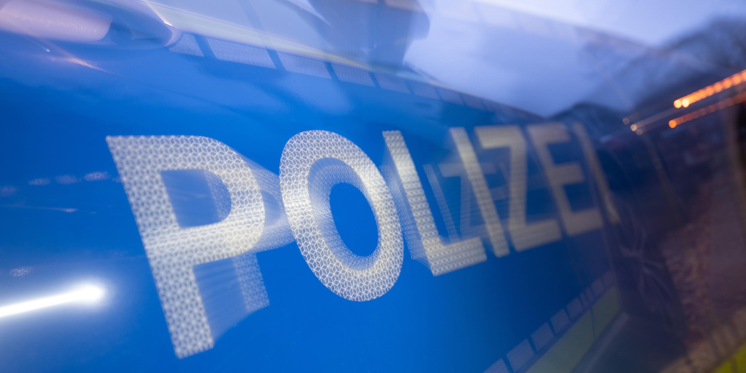 Das Wort "Polizei" auf der Karosserie eines Polizeifahrzeugs
