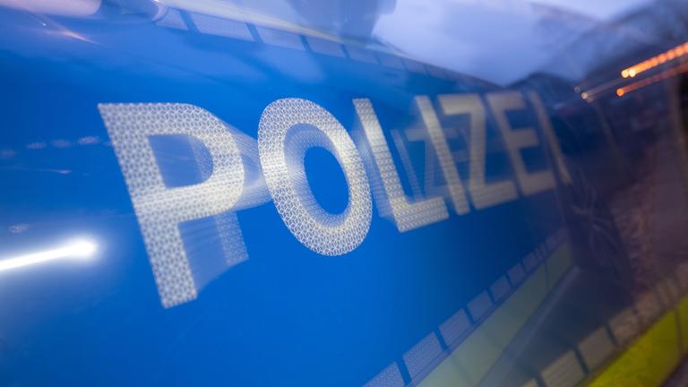 Das Wort "Polizei" auf der Karosserie eines Polizeifahrzeugs