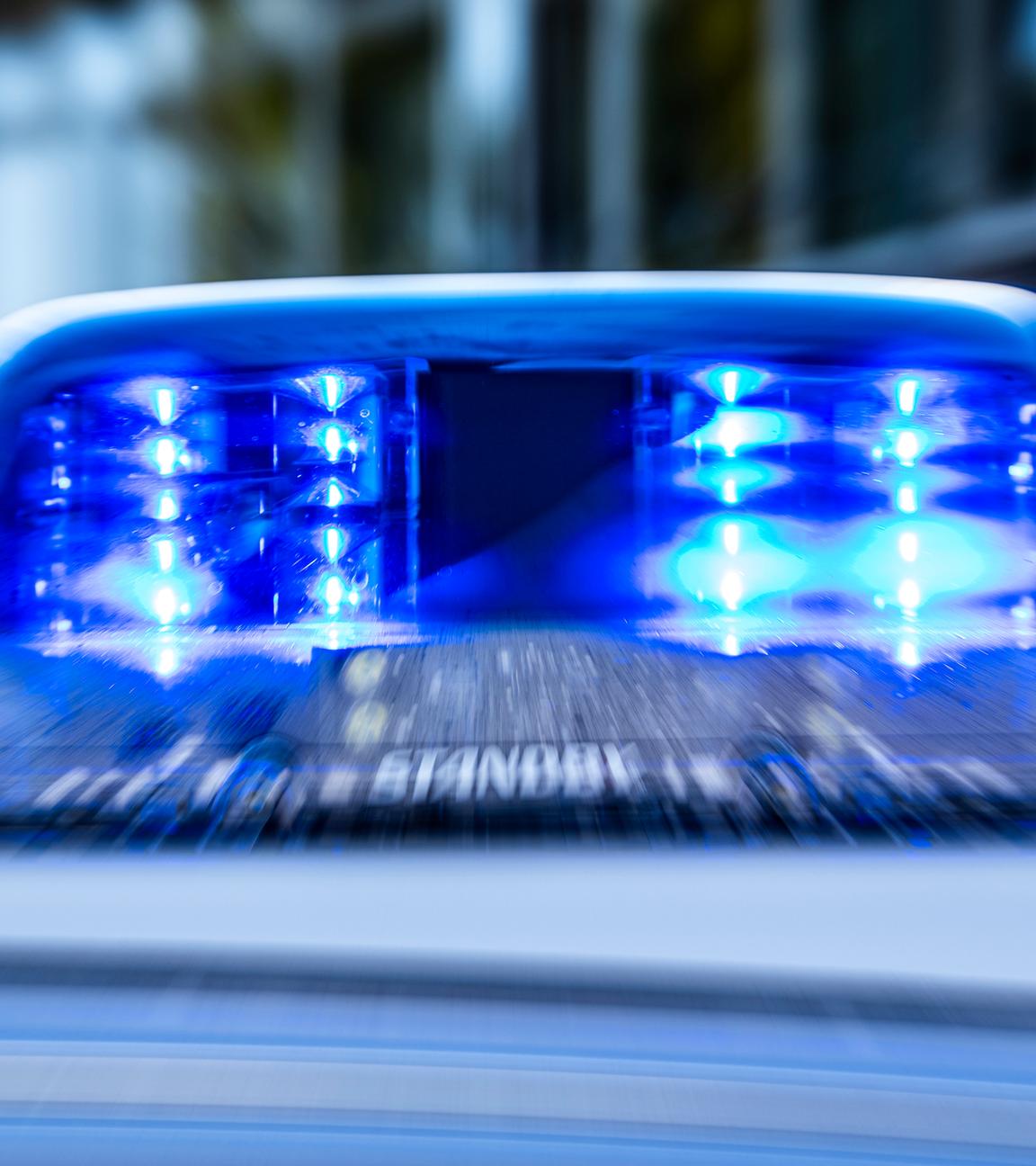 28.09.2021, Nordrhein-Westfalen, Gütersloh: Das Blaulicht an einem Polizeiwagen ist eingeschaltet. 