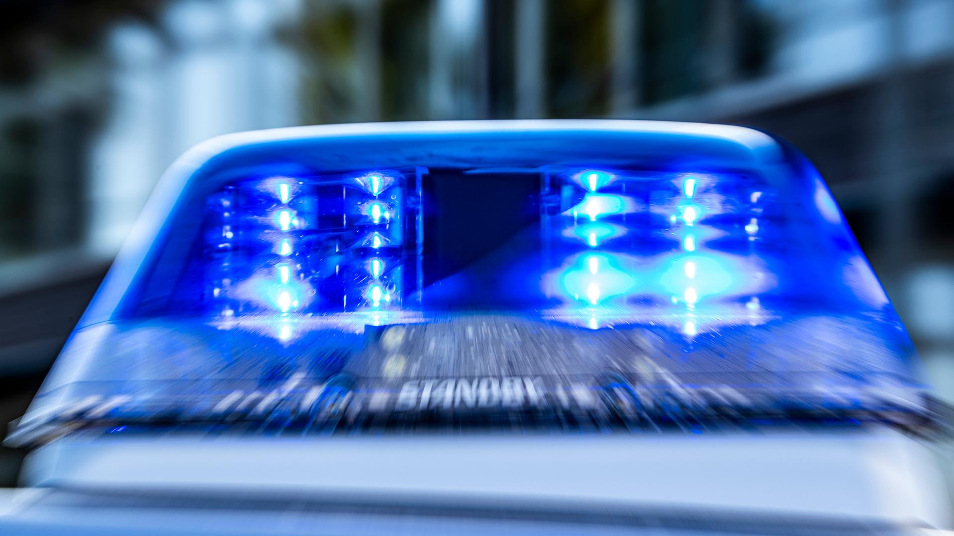 28.09.2021, Nordrhein-Westfalen, Gütersloh: Das Blaulicht an einem Polizeiwagen ist eingeschaltet. 