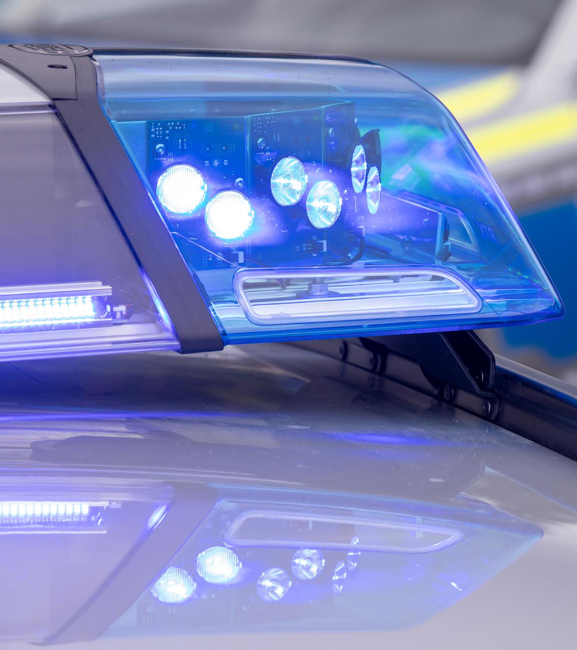 04.08.2021, Bayern, Nürnberg: Ein Blaulicht auf dem Dach eines Polizeifahrzeugs. 