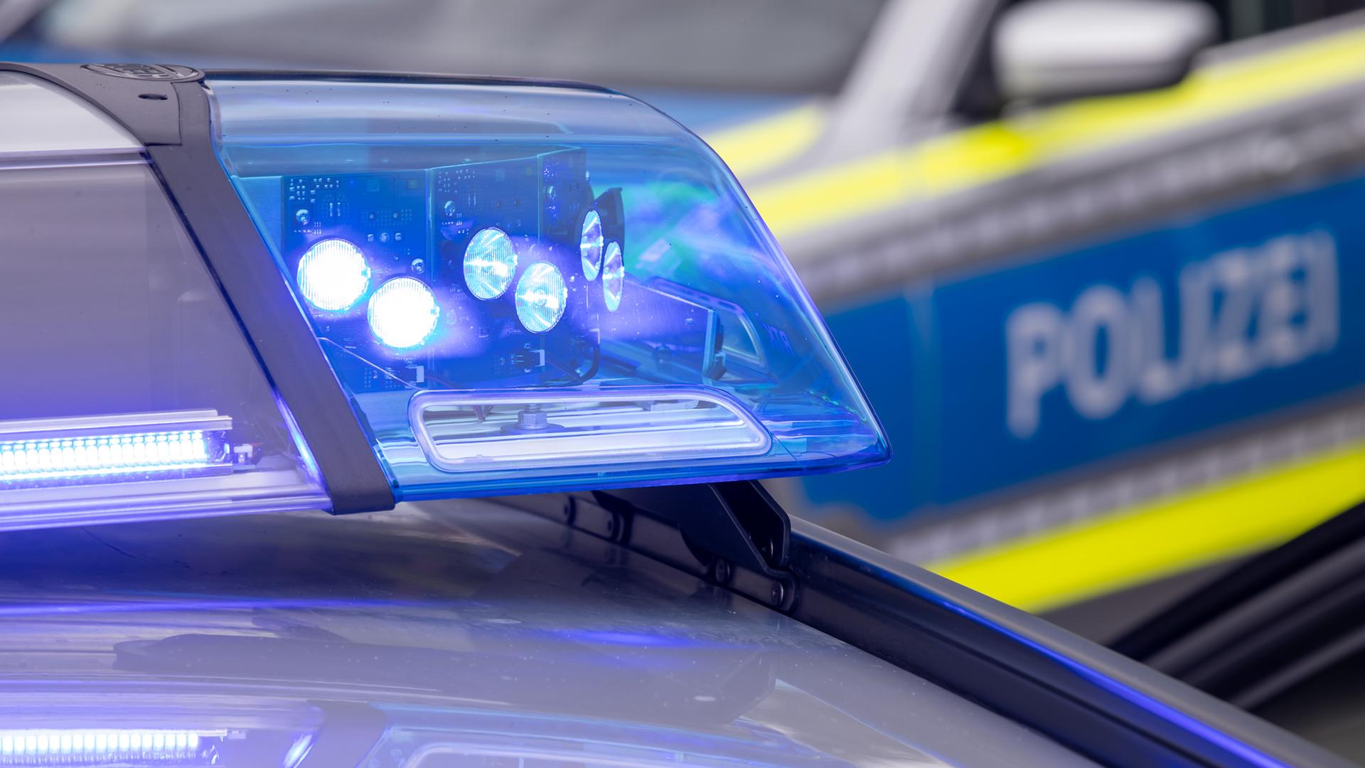 04.08.2021, Bayern, Nürnberg: Ein Blaulicht auf dem Dach eines Polizeifahrzeugs. 
