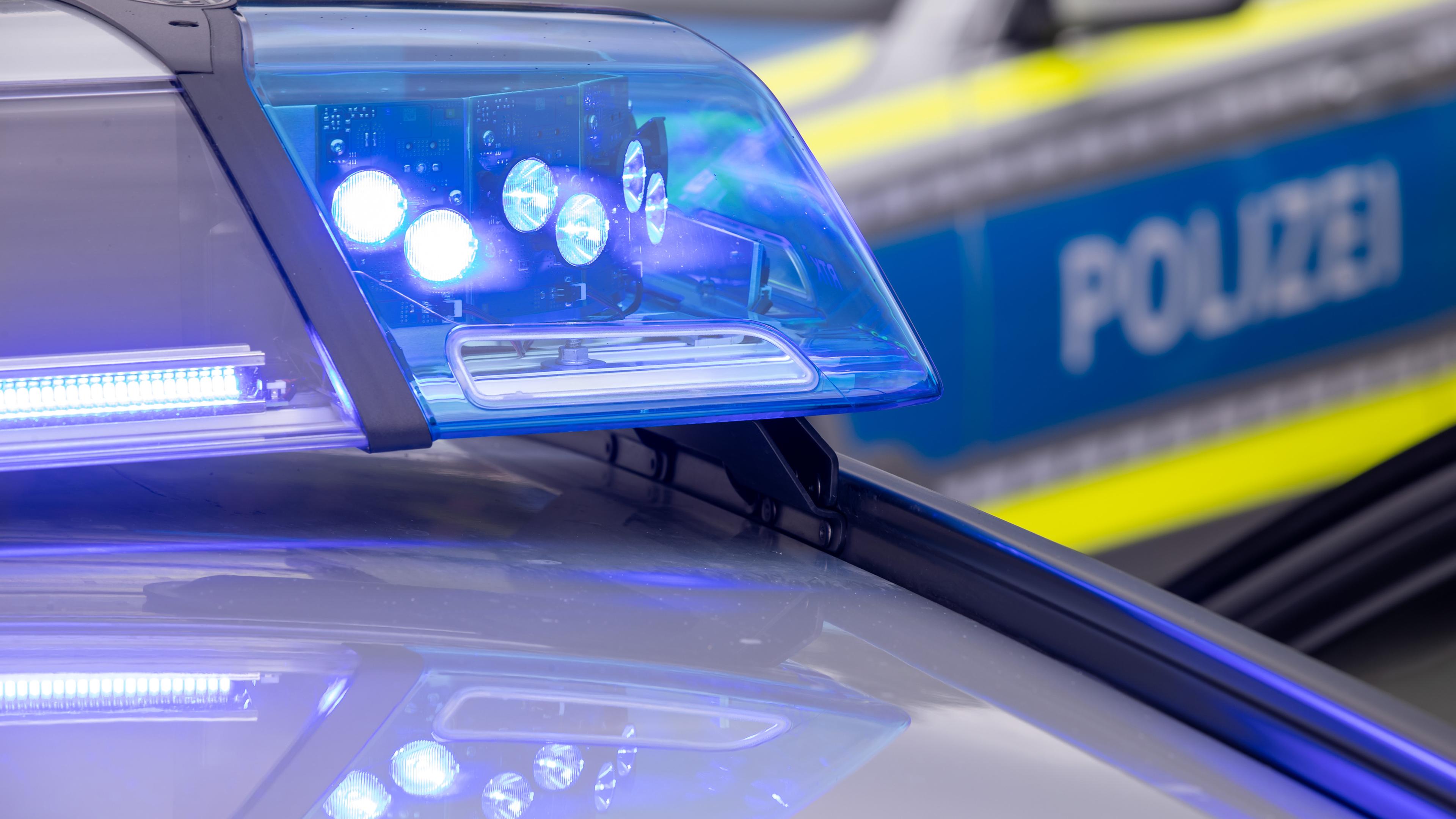 04.08.2021, Bayern, Nürnberg: Ein Blaulicht auf dem Dach eines Polizeifahrzeugs. 