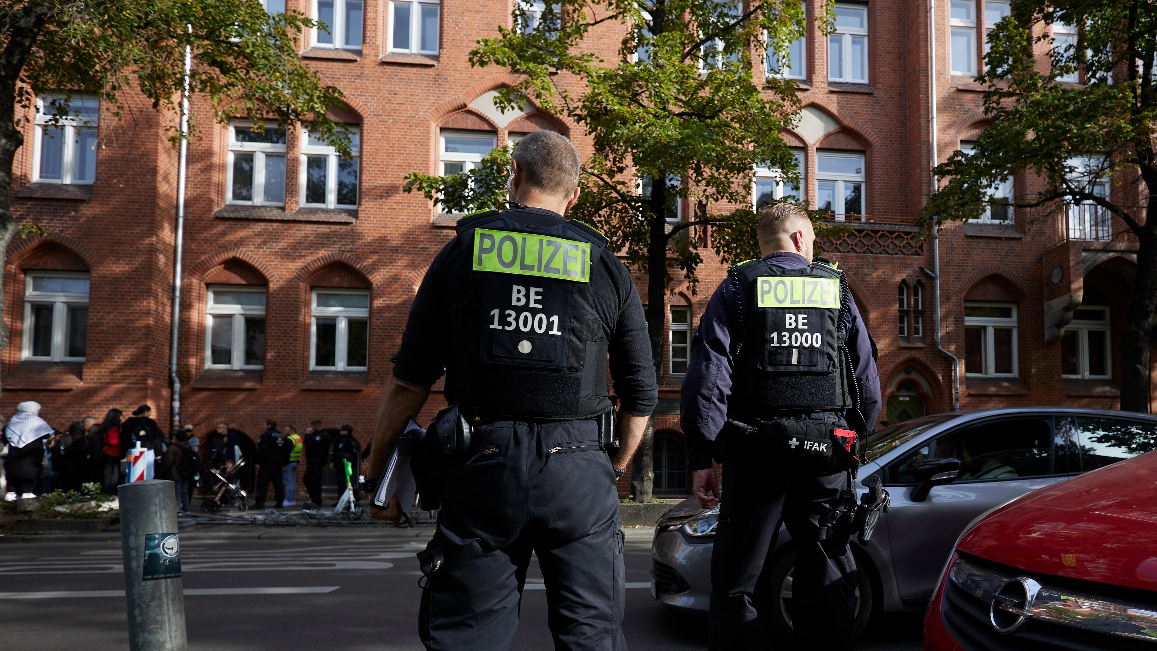 Polizisten stehen vor dem Ernst-Abbe-Gymnasium in der Sonnenallee im Berliner Stadtteil Neukölln.