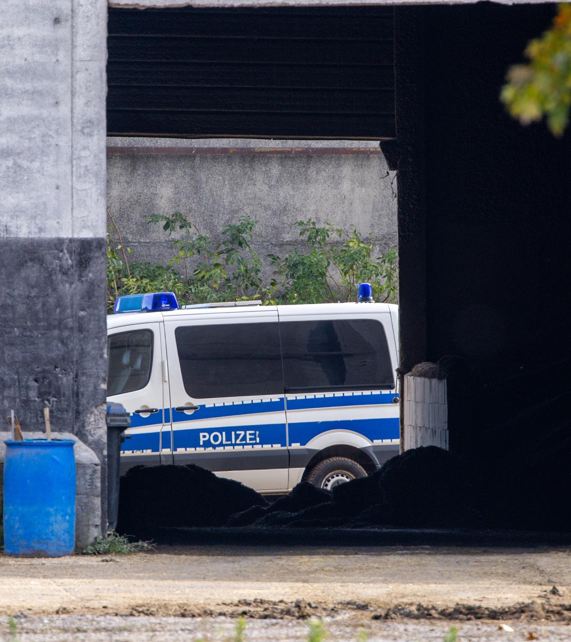  Mecklenburg-Vorpommern, Reimershagen: Am Montag war die Polizei bereits auf das Gelände eines Landwirtschaftsbetriebes südlich von Güstrow angerückt.