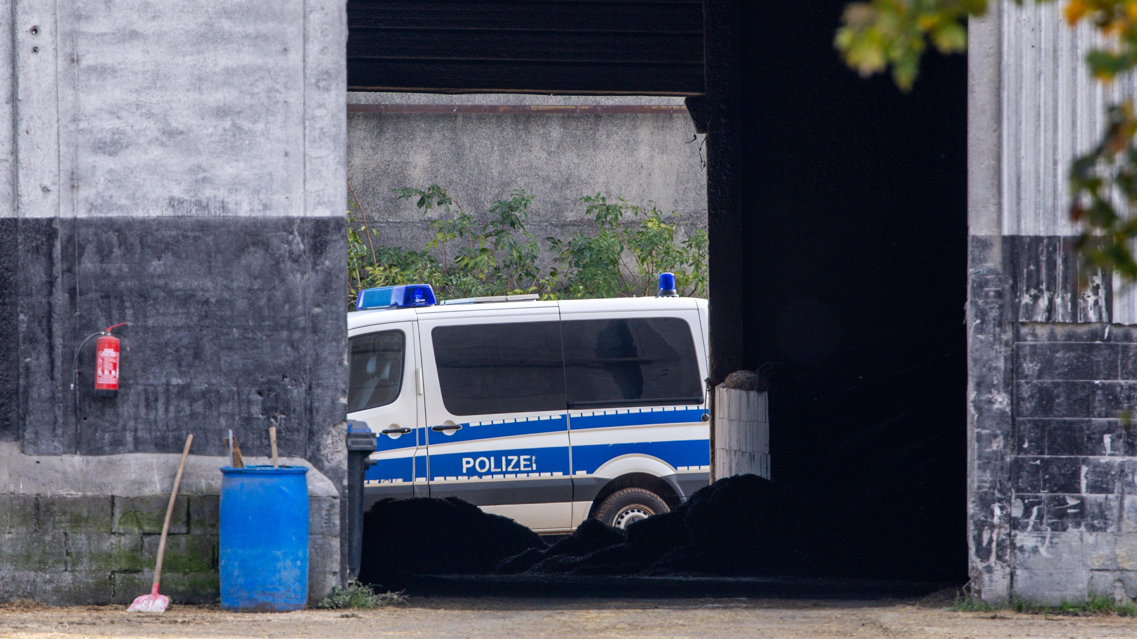  Mecklenburg-Vorpommern, Reimershagen: Am Montag war die Polizei bereits auf das Gelände eines Landwirtschaftsbetriebes südlich von Güstrow angerückt.