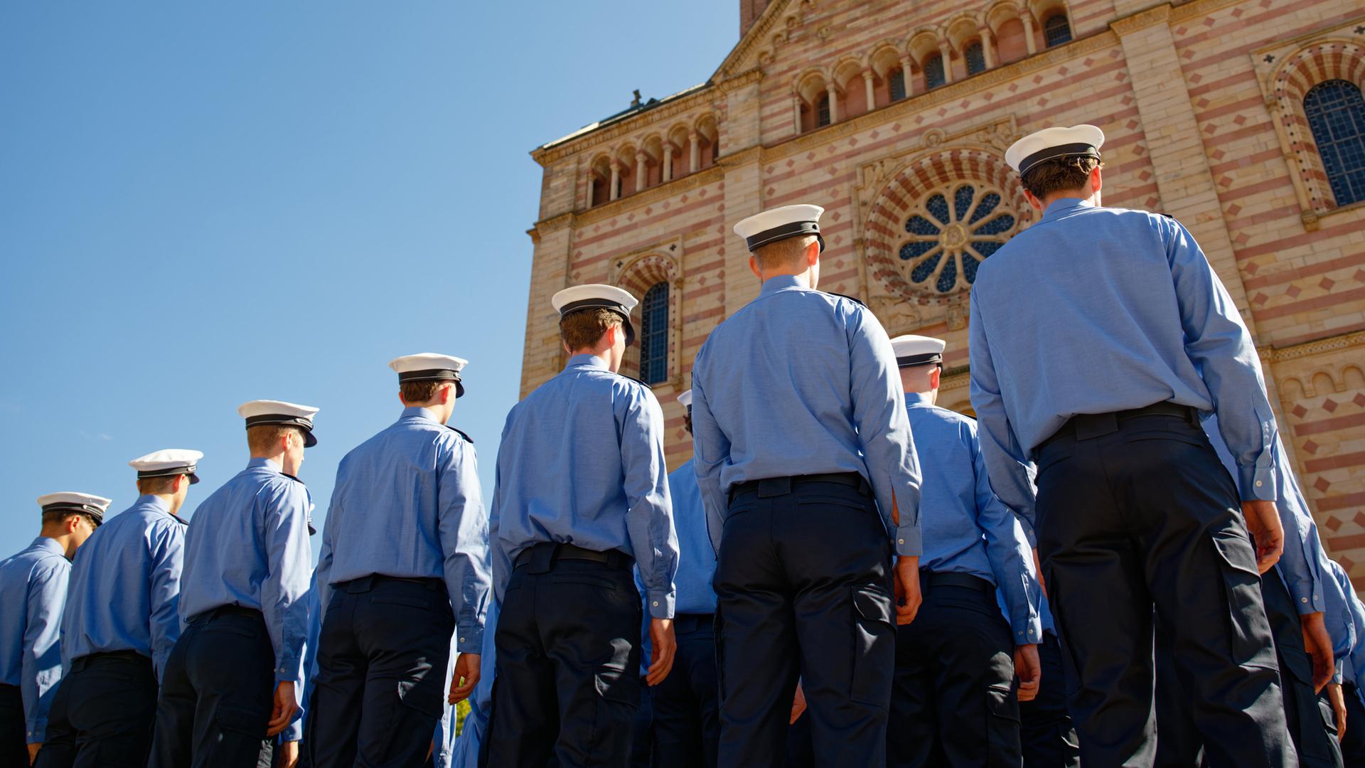Durch den neuen Wehrdienst befürchtet die Gewerkschaft der Polizei einen Nachteil bei der eigenen Nachwuchssuche. (Symbolbild)