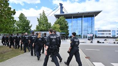 Polizisten vor der Messe Erfurt, in der am 04. und 05.07.2026 der Bundesparteitag der AfD stattfindet.