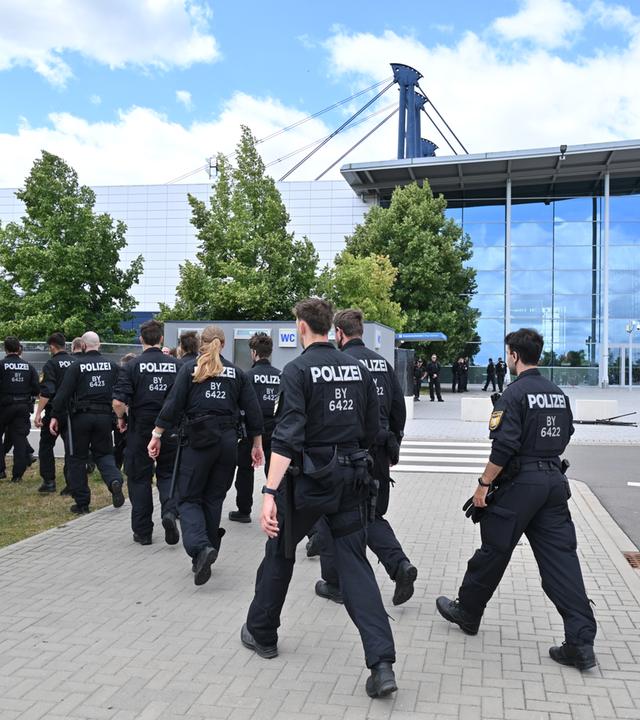Polizisten vor der Messe Erfurt, in der am 04. und 05.07.2026 der Bundesparteitag der AfD stattfindet.