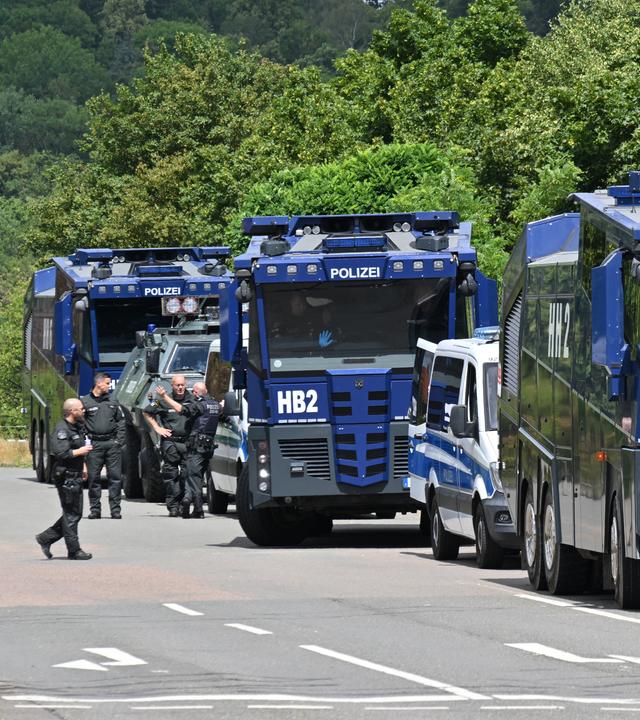 Wasserwerfer der Polizei stehen in der Nähe der Messe Erfurt, wo am 04. und 05.07.2026 der Bundesparteitag der AfD stattfindet.